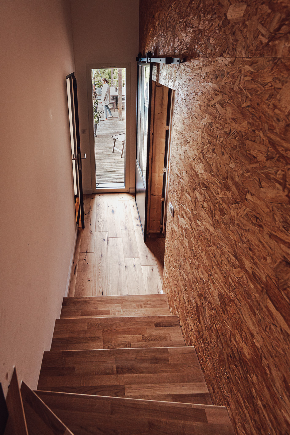 couloir-en-bois-avec-escalier