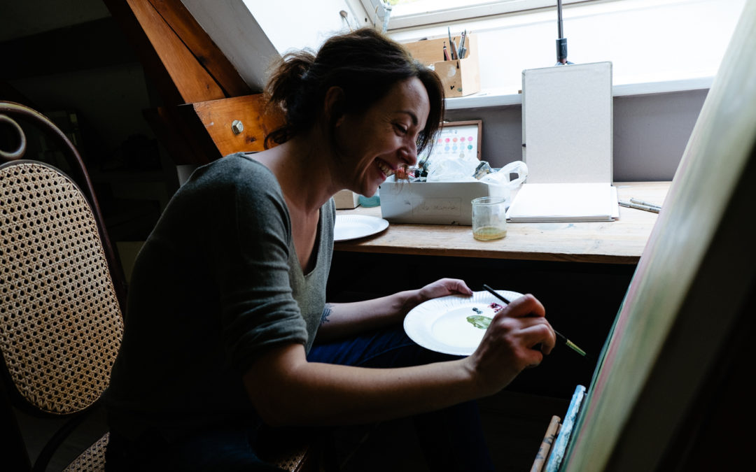Portrait professionnel d’une illustratrice dans son atelier
