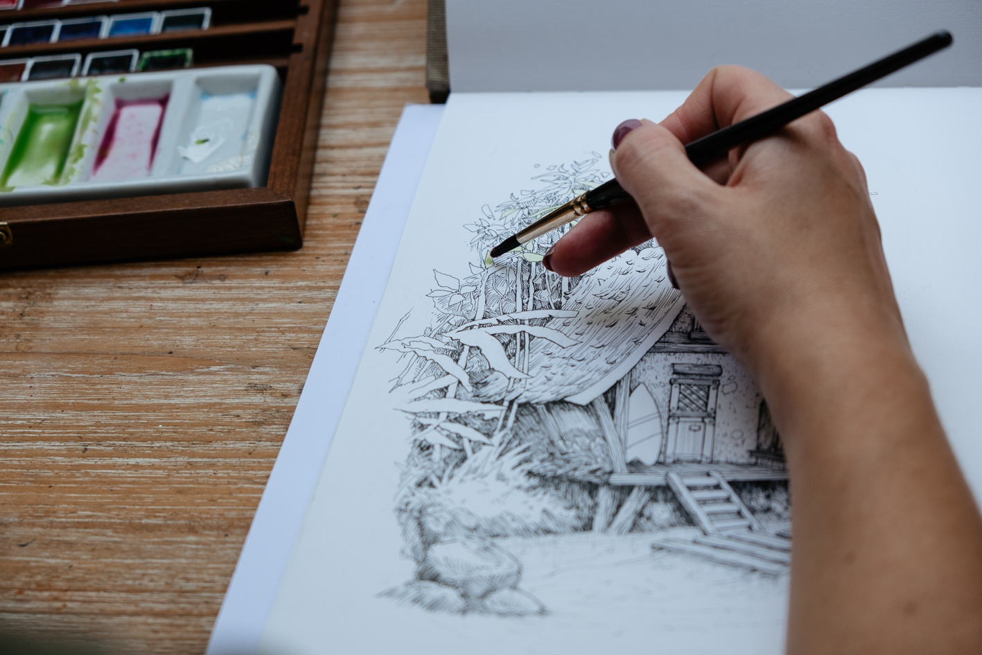 la-main-de-l-artiste-en-train-de-dessiner-une-maison-medieval