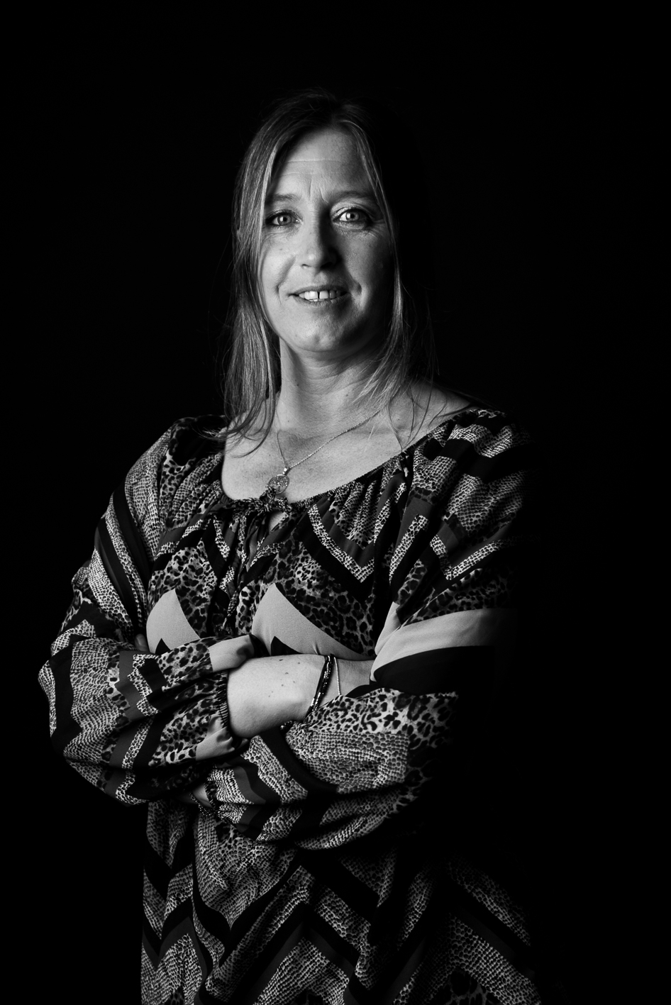 portrait professionnel en noir et blanc d'une femme