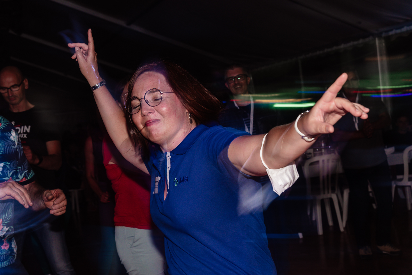 une femme danse sur le dancefloor lors d'un concert pour l'assemble general