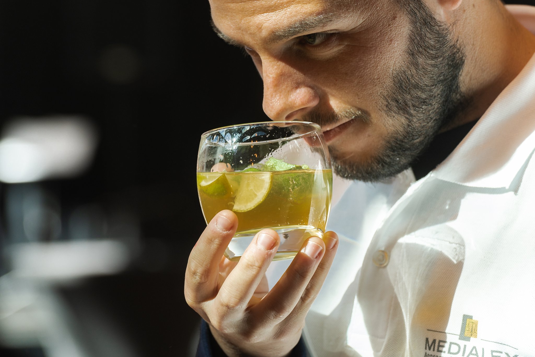 un homme sens une boisson avec du citron, Reportage photo pour un évènement team-building au Château des Pères