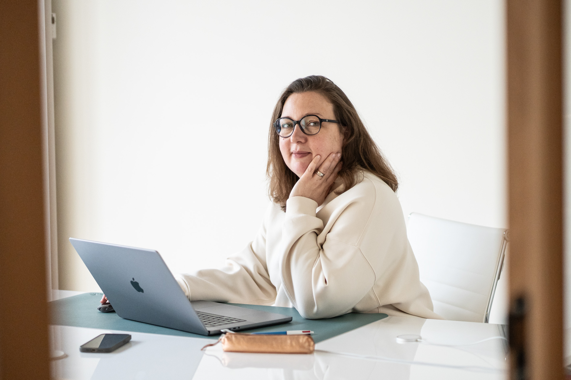 portrait de dirirgeante,Espace de coworking moderne à Dinan, Chouette