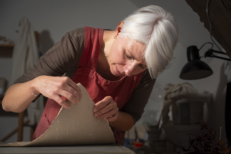 Discours d'inauguration lors de l'événement au siège social de Vinci à Rennes, capturé dans un style reportage. L'image met en valeur un moment clé de la cérémonie, avec une composition sobre et lumineuse pour souligner l'importance de l'événement et l'engagement des participants.