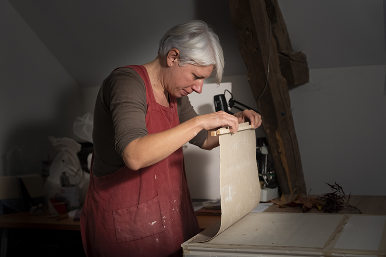 Photos d'ambiance entre collègues lors de l'inauguration lors de l'événement au siège social de Vinci à Rennes, capturé dans un style reportage. L'image met en valeur un moment clé de la cérémonie, avec une composition sobre et lumineuse pour souligner l'importance de l'événement et l'engagement des participants.