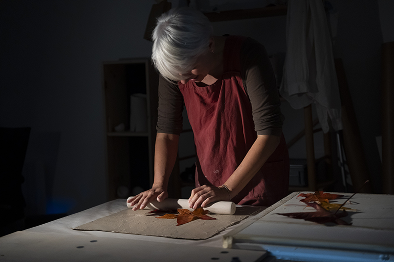 Vase en céramique réalisé par Yann Parfait, céramiste de 3quatorze, capturé en packshot professionnel. Cette image met en avant les textures et motifs délicats de la pièce, reflétant l'expertise artisanale. Réalisée dans un style épuré à Rennes, cette photo illustre l’importance d’un packshot de qualité pour valoriser les créations artisanales dans des dossiers professionnels et sur les réseaux sociaux.