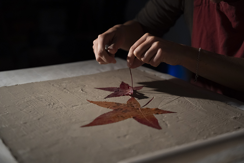 Discours d'inauguration lors de l'événement au siège social de Vinci à Rennes, capturé dans un style reportage. L'image met en valeur un moment clé de la cérémonie, avec une composition sobre et lumineuse pour souligner l'importance de l'événement et l'engagement des participants.