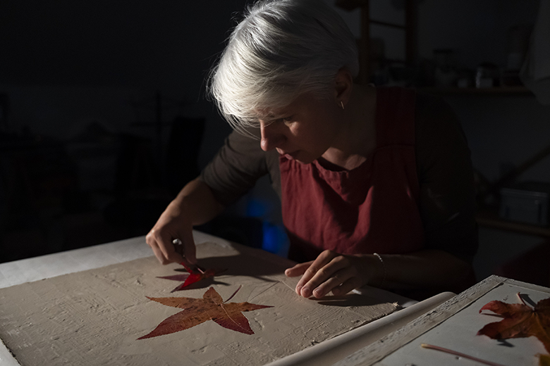 Photos d'ambiance entre collègues lors de l'inauguration lors de l'événement au siège social de Vinci à Rennes, capturé dans un style reportage. L'image met en valeur un moment clé de la cérémonie, avec une composition sobre et lumineuse pour souligner l'importance de l'événement et l'engagement des participants.