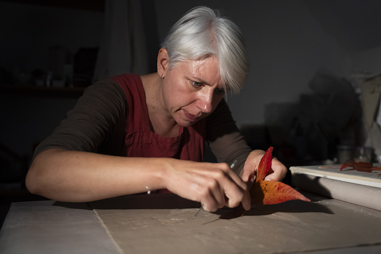 Vase en céramique réalisé par Yann Parfait, céramiste de 3quatorze, capturé en packshot professionnel. Cette image met en avant les textures et motifs délicats de la pièce, reflétant l'expertise artisanale. Réalisée dans un style épuré à Rennes, cette photo illustre l’importance d’un packshot de qualité pour valoriser les créations artisanales dans des dossiers professionnels et sur les réseaux sociaux.