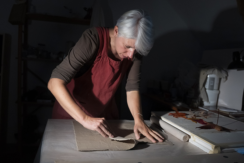 Discours d'inauguration lors de l'événement au siège social de Vinci à Rennes, capturé dans un style reportage. L'image met en valeur un moment clé de la cérémonie, avec une composition sobre et lumineuse pour souligner l'importance de l'événement et l'engagement des participants.