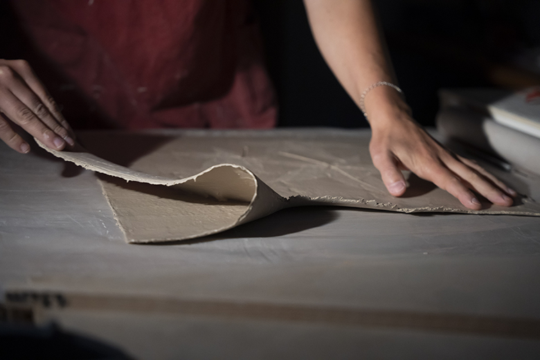 Discours d'inauguration lors de l'événement au siège social de Vinci à Rennes, capturé dans un style reportage. L'image met en valeur un moment clé de la cérémonie, avec une composition sobre et lumineuse pour souligner l'importance de l'événement et l'engagement des participants.