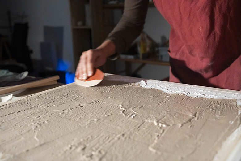 Photos d'ambiance entre collègues lors de l'inauguration lors de l'événement au siège social de Vinci à Rennes, capturé dans un style reportage. L'image met en valeur un moment clé de la cérémonie, avec une composition sobre et lumineuse pour souligner l'importance de l'événement et l'engagement des participants.