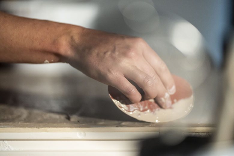 Discours d'inauguration lors de l'événement au siège social de Vinci à Rennes, capturé dans un style reportage. L'image met en valeur un moment clé de la cérémonie, avec une composition sobre et lumineuse pour souligner l'importance de l'événement et l'engagement des participants.