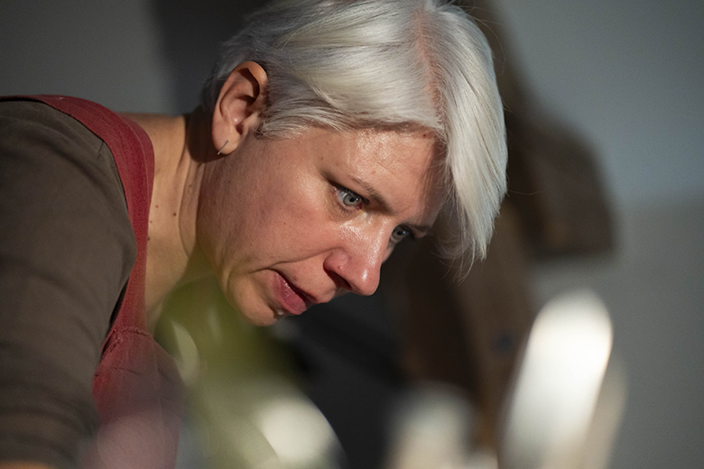 Discours d'inauguration lors de l'événement au siège social de Vinci à Rennes, capturé dans un style reportage. L'image met en valeur un moment clé de la cérémonie, avec une composition sobre et lumineuse pour souligner l'importance de l'événement et l'engagement des participants.
