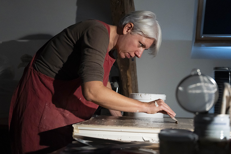 Photos d'ambiance entre collègues lors de l'inauguration lors de l'événement au siège social de Vinci à Rennes, capturé dans un style reportage. L'image met en valeur un moment clé de la cérémonie, avec une composition sobre et lumineuse pour souligner l'importance de l'événement et l'engagement des participants.