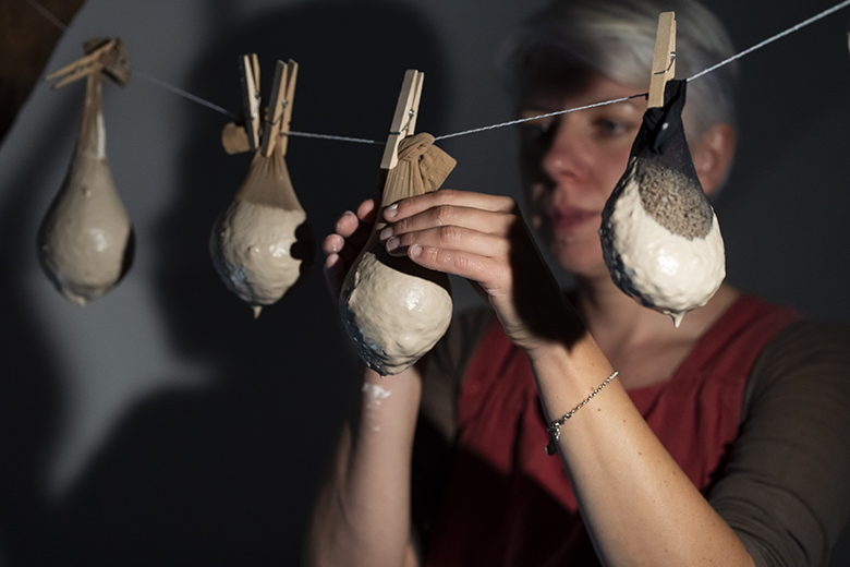 Photos d'ambiance entre collègues lors de l'inauguration lors de l'événement au siège social de Vinci à Rennes, capturé dans un style reportage. L'image met en valeur un moment clé de la cérémonie, avec une composition sobre et lumineuse pour souligner l'importance de l'événement et l'engagement des participants.