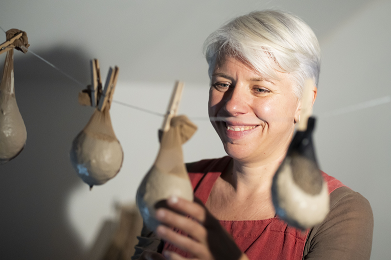 Photos d'ambiance entre collègues lors de l'inauguration lors de l'événement au siège social de Vinci à Rennes, capturé dans un style reportage. L'image met en valeur un moment clé de la cérémonie, avec une composition sobre et lumineuse pour souligner l'importance de l'événement et l'engagement des participants.
