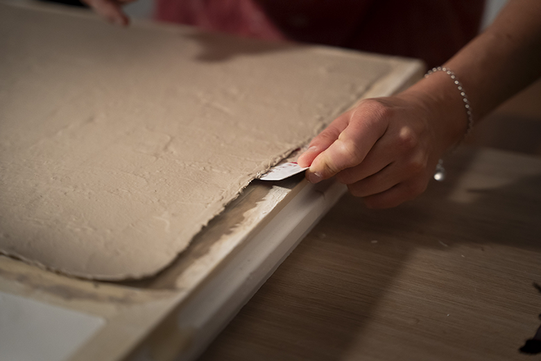 Vase en céramique réalisé par Yann Parfait, céramiste de 3quatorze, capturé en packshot professionnel. Cette image met en avant les textures et motifs délicats de la pièce, reflétant l'expertise artisanale. Réalisée dans un style épuré à Rennes, cette photo illustre l’importance d’un packshot de qualité pour valoriser les créations artisanales dans des dossiers professionnels et sur les réseaux sociaux.