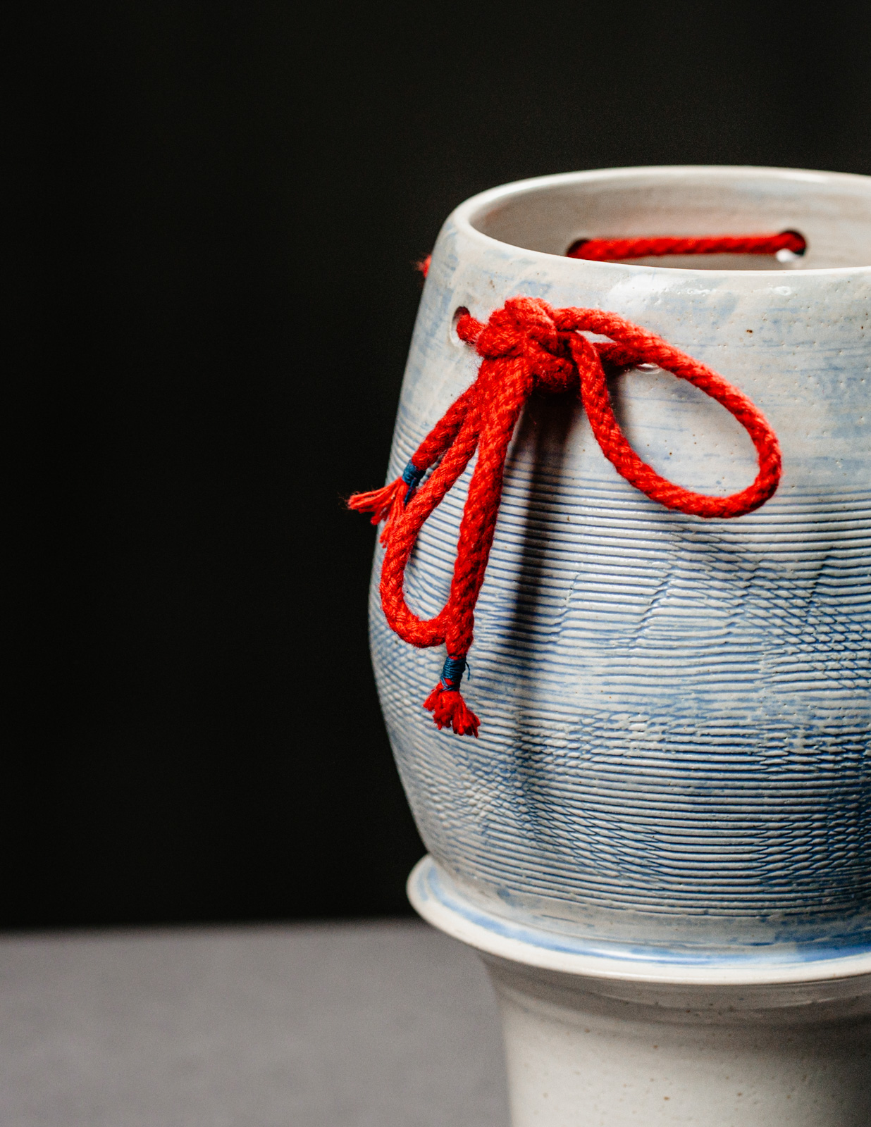 Vase en céramique réalisé par Yann Parfait, céramiste de 3quatorze, capturé en packshot professionnel. Cette image met en avant les textures et motifs délicats de la pièce, reflétant l'expertise artisanale. Réalisée dans un style épuré à Rennes, cette photo illustre l’importance d’un packshot de qualité pour valoriser les créations artisanales dans des dossiers professionnels et sur les réseaux sociaux.