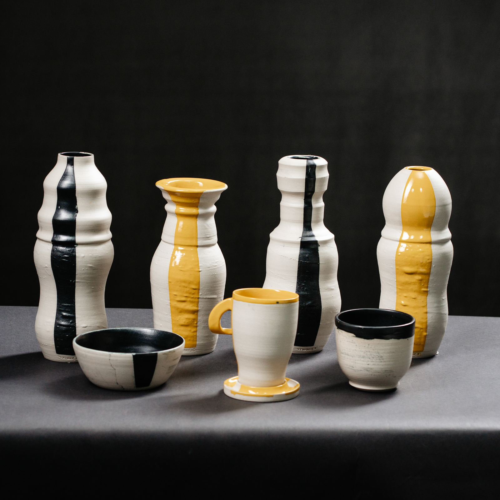 une série de vases et tasses et bol en céramique réalisé par Yann Parfait, céramiste de 3quatorze, capturé en packshot professionnel. Cette image met en avant les textures et motifs délicats de la pièce, reflétant l'expertise artisanale. Réalisée dans un style épuré à Rennes, cette photo illustre l’importance d’un packshot de qualité pour valoriser les créations artisanales dans des dossiers professionnels et sur les réseaux sociaux.